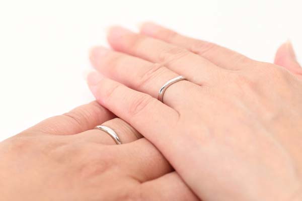 結婚指輪は二人で一緒に選ぼう