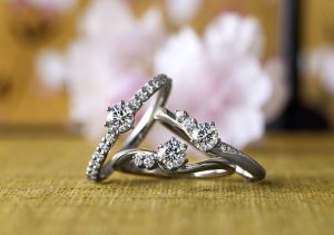 シンプルな婚約指輪は「彩乃瑞」がおすすめ！婚約指輪は重ね着け重視で選ぼう