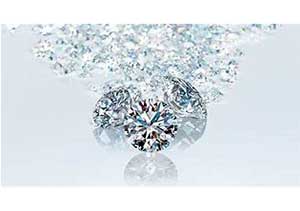 世界一美しいダイヤモンドエンゲージネックレスでプロポーズ