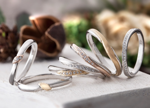 さりげない２色のコンビネーションがこなれ感を演出する「LORE　novel」